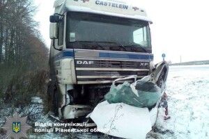 На Рівненщині мінівен потрапив під вантажівку (ФОТО)