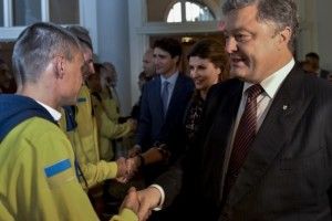 Прем’єр Канади потиснув руку луцькому патрульному, що бере участь в Іграх нескорених, а на тренування завітав сам принц Гаррі (Фото, Відео)