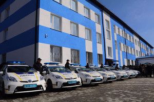 У Сарнах новий райвідділ поліції, 15 новеньких автівок та ялинкова алея (фото)