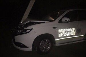 Рівненські патрульні на службовому авто врізались у стовп (фото)
