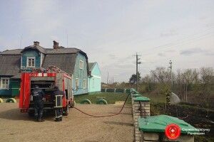 На Рівненщині вогонь підійшов впритул до двоповерхової дерев'яної школи (фото)