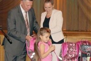 ПЕРШОКЛАСНИКАМ — РАНЦІ ВІД МІСЬКОГО ГОЛОВИ