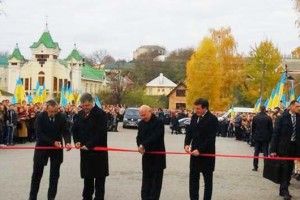 Петро Порошенко урочисто відкрив тріумфальну арку в Острозькій академії (ФОТО)