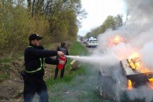 Рівненські патрульні гасили палаючий причіп на автодорозі Київ-Чоп (фото)