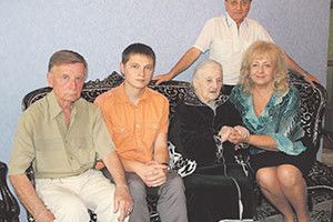 СИНИ НАЗИВАЮТЬ ЇЇ «КОРОЛЕВОЮ-МАМОЮ»