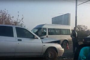 На мосту в Луцьку не роз’їхалися дві автівки (фото, відео)