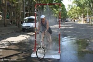 У Миколаєві +40 – в центрі міста встановили рамку-водорозпилювач (фото+відео)