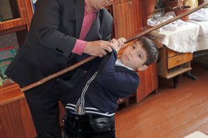І БАТЬКИ, І ВЧИТЕЛІ БЕРУТЬСЯ ЗА… ПАЛИЦІ
