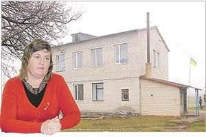 ШКОЛІ ТІСНО В КОЛГОСПНІЙ КОНТОРІ