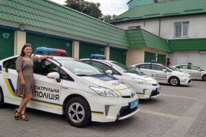 Кандидатка на службу в патрульній поліції обняла службову машину (фото)