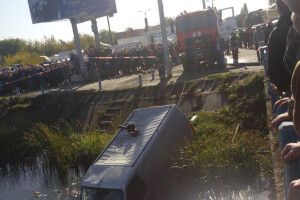З річки витягли затонулий мікроавтобус (фото)