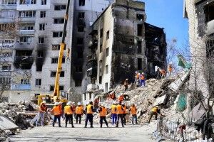 У Бородянці з-під розбомблених росіянами будинків дістали 26 тіл