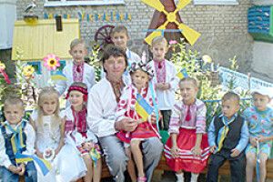 ПРОСТО ПРИЄМНО: Україна у дворі багатоповерхівки