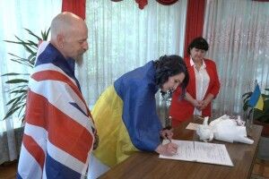 Кохання під час війни: волонтер з Англії одружився з українкою