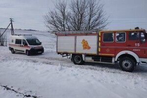 На Волині автомобіль швидкої допомоги потрапив у снігову пастку