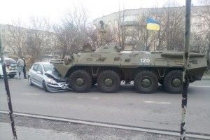 У Здолбунові БТР наїхав на «євробляху» (фото)