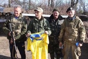 Мирон Маркевич в зоні АТО: позує зі зброєю та грає у футбол (фото + відео)