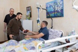 У День захисників і захисниць України Президент відвідав військовий госпіталь (Фото)