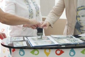 Сьогодні волинські філателісти полюють за марками до 150-річчя Лесі Українки (Доповнено, фото, відео)