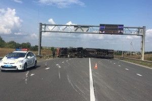 На Рівненщині через п’яного водія перекинулася вантажівка – автодорога «Київ-Чоп» повністю заблокована