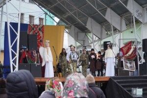 Кутею пригощали, грошей на ЗСУ наколядували: у волинському місті відбулося дійство «Три празники в гості» (Фото)