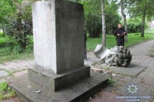 Правоохоронці стверджують, що памятник Пушкіну в Золочеві впав від старості