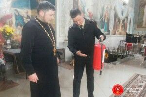 Дубнівських священиків навчили поратися з вогнегасником (фото)