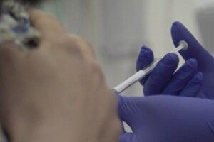Помер доброволець, на якому тестували вакцину від COVID-19