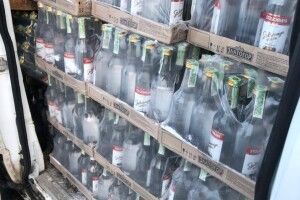 Під Луцьком затримали бус із партією підробленої горілки (Фото)