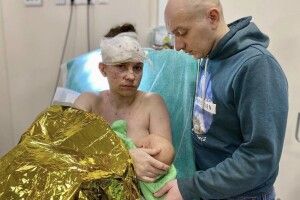 Українська Мадонна: медики рятують матір, яка закрила своїм тілом дитину під час обстрілу