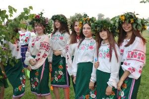 З багаттям, вінками і піснями: показали атмосферні світлини святкування Івана Купала у волинському селі (Фото)