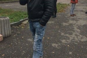 Посеред вулиці у Рівному в чоловіка відібрали взуття