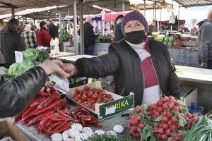 На луцьких базарах перевірили, чи дотримуються покупці карантину (Фото)