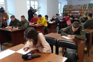 Волинські капелани та нацгвардійці написали листи бранцю Віталію Марківу (Фото)
