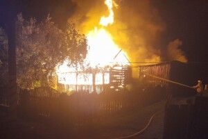 На Рівненщині серед ночі згоріла хата (Фото) 