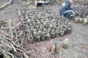 Гуцул закопав на городі сотні трилітрових слоїків з наркотиками (фото)