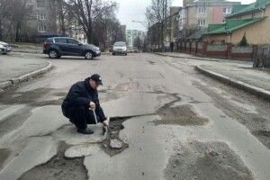 Хто – куди, а рівненські патрульні – міряти глибину ям на дорогах (фото)