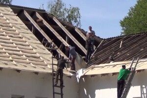 Оце громада: люди самі зібрали гроші і перекрили дах у лікарні (відео)