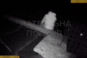 Волинські патрульні врятували чоловіка, який хотів стрибнути з даху: момент потрапив на камеру (Відео)