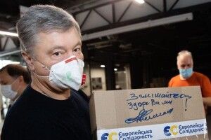 В Україну прибула друга партія медичних костюмів від Порошенка