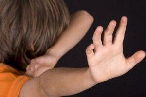 За катування 8-річної дитини судитимуть чоловіка