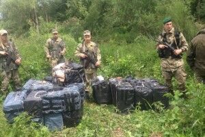 На Волині підліток хотів переправити через Буг 38 ящиків сигарет (фото, відео)