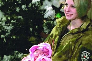 Безстрашна волонтерка стала мамою в інвалідному візку