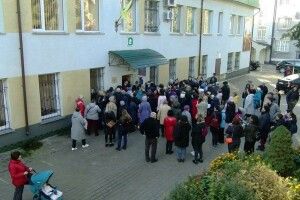 У Луцьку – черги переселенців за виплатами від благодійників
