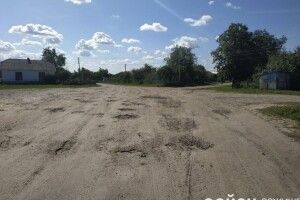 Один магазин на три села, бо підприємці не хочуть возити товар розбитими дорогами (фото)