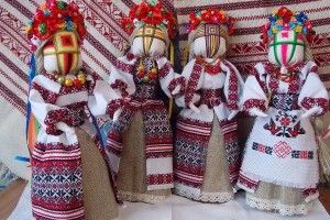 У Любешові дітей навчали  створювати ляльки-мотанки