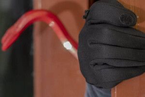 Побив і пограбував: уночі в будинок волинянки вдерся невідомий 