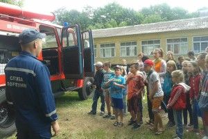 На Волині рятувальники і працівники виставки-музею розгорнули пересувну експозицію з питань БЖД у дитячих оздоровчих таборах