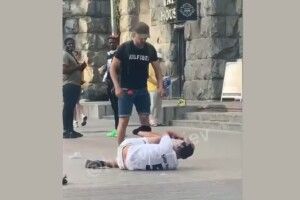 Посеред вулиці перехожі побили чоловіка, який показував статевий орган (Відео 18+)