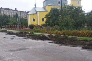 У селищі на Волині міняють бордюри
